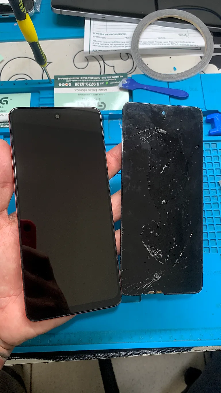 Antes e depois de uma troca de tela na GMG Shop Cell: à esquerda a tela nova instalada, à direita o display trincado que chegou na loja